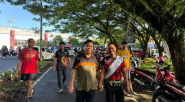 Yasir Machmud dan Andi Asman Sulaiman nampak berpegangan tangan saat joging di Stadion Lapatau, Kabupaten Bone, Minggu (19/5). (ist)