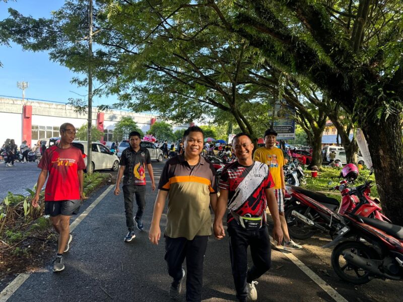 Yasir Machmud dan Andi Asman Sulaiman nampak berpegangan tangan saat joging di Stadion Lapatau, Kabupaten Bone, Minggu (19/5). (ist)