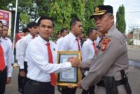 Kasat Resnarkoba Polres Bone AKP Yusriadi Yusuf mendapat penghargaan atas torehan kinerja dan prestasinya, Senin (20/5). (ist)