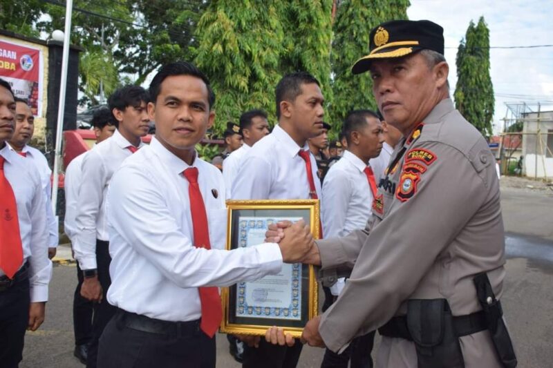 Kasat Resnarkoba Polres Bone AKP Yusriadi Yusuf mendapat penghargaan atas torehan kinerja dan prestasinya, Senin (20/5). (ist)