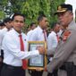Kasat Resnarkoba Polres Bone AKP Yusriadi Yusuf mendapat penghargaan atas torehan kinerja dan prestasinya, Senin (20/5). (ist)