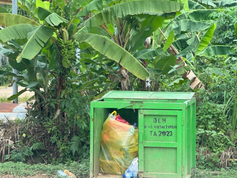 Meski Dinas Lingkungan Hidup (DLH) Kutai Timur telah menyediakan tempat penampungan, namun sampah kerap ditemukan berserakan di badan jalan. (ist) 
