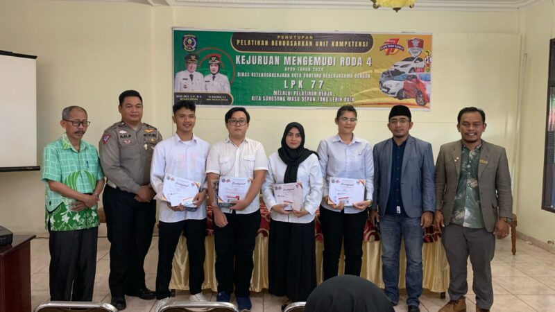 Foto bersama disela-sela penutupan pelatihan mengemudi roda 4 Disnaker Bontang, Kamis (30/5). (ist)