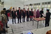 Ketua Panwascam Tanete Riattang Timur Edi Rahman melantik 8 anggota PKD terpilih untuk Pilkada 2024, Kabupaten Bone, Sabtu (1/6). (DIKSIKU/Nikmah)