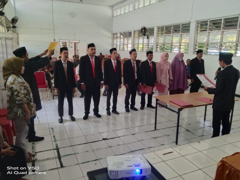 Ketua Panwascam Tanete Riattang Timur Edi Rahman melantik 8 anggota PKD terpilih untuk Pilkada 2024, Kabupaten Bone, Sabtu (1/6). (DIKSIKU/Nikmah)