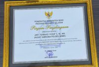 AKP Yusriadi mendapat penghargaan dari Pemkab Bone atas kinerjanya memberantas peredaran gelap Narkoba. (ist)