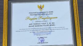AKP Yusriadi mendapat penghargaan dari Pemkab Bone atas kinerjanya memberantas peredaran gelap Narkoba. (ist)