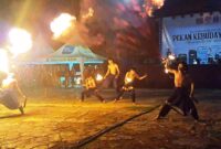 Atraksi obor pada pembukaan Pekan Kebudayan Daerah, Kabupaten Bone, Minggu (9/6) malam.