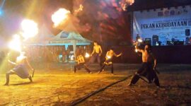 Atraksi obor pada pembukaan Pekan Kebudayan Daerah, Kabupaten Bone, Minggu (9/6) malam.