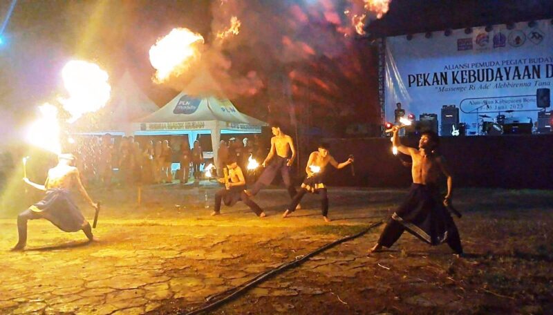 Atraksi obor pada pembukaan Pekan Kebudayan Daerah, Kabupaten Bone, Minggu (9/6) malam.