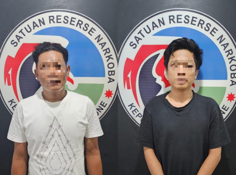 Dua pelaku Narkoba berinisial M dan J yang diamankan Satresnarkoba Polres Bone. 