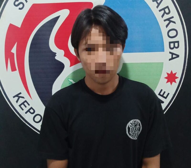 Pemuda berinisial IK (23) yang ditangkap Satresnarkoba Polres Bone pada Kamis (13/6) malam. (ist)