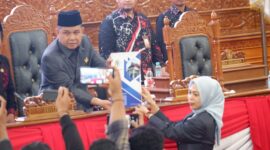 Penyampaian pandangan umum Fraksi AKB DPRD Kutim terhadap nota penjelasan Raperda pertanggungjawaban pelaksanaan APDB tahun 2023, Kamis (13/6). (ist)
