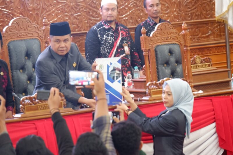 Penyampaian pandangan umum Fraksi AKB DPRD Kutim terhadap nota penjelasan Raperda pertanggungjawaban pelaksanaan APDB tahun 2023, Kamis (13/6). (ist)