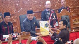 Anggota DPRD Kutai Timur, Maswar Mansyur, menyerahkan pandangan umum Fraksi Golkar saat rapat paripurna ke-27. (ist) 