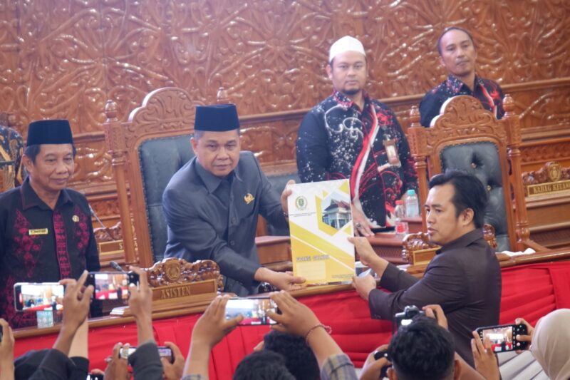 Anggota DPRD Kutai Timur, Maswar Mansyur, menyerahkan pandangan umum Fraksi Golkar saat rapat paripurna ke-27. (ist) 