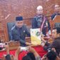 Anggota DPRD Kutai Timur, Maswar Mansyur, menyerahkan pandangan umum Fraksi Golkar saat rapat paripurna ke-27. (ist) 