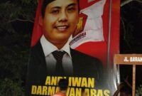 Tim Soba'ta memasang baliho AIA di sejumlah titik strategis Kabupaten Bone. (ist)