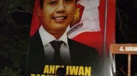 Tim Soba'ta memasang baliho AIA di sejumlah titik strategis Kabupaten Bone. (ist)