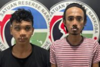 ARG (20) dan AMT (29). dua pelaku narkoba yang diamankan Satresnarkoba Polres Bone, Minggu (23/6). (st)