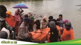 Proses evakuasi jenazah ABK KM Cahaya Madinah. (ist)