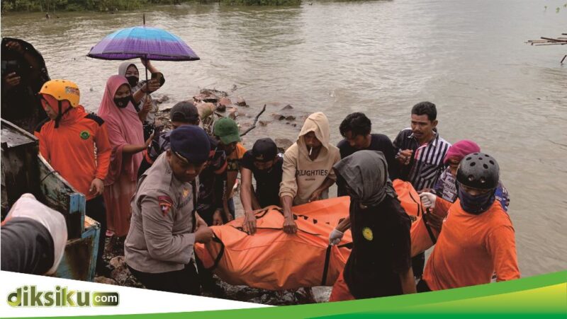 Proses evakuasi jenazah ABK KM Cahaya Madinah. (ist)