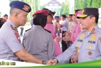 AKBP Nur Ichsan mendapat ucapan selamat kenaikan pangkat dari Kapolda Sulsel Irjen Pol Andi Rian R Djajadi. (ist)