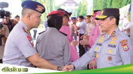 AKBP Nur Ichsan mendapat ucapan selamat kenaikan pangkat dari Kapolda Sulsel Irjen Pol Andi Rian R Djajadi. (ist)