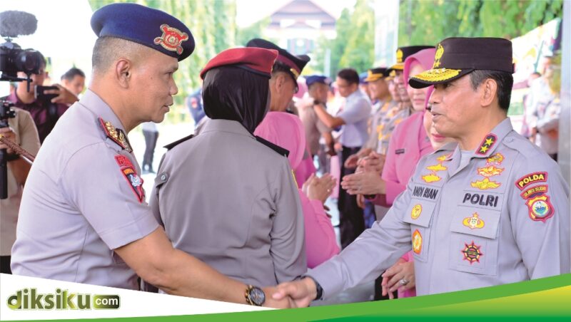 AKBP Nur Ichsan mendapat ucapan selamat kenaikan pangkat dari Kapolda Sulsel Irjen Pol Andi Rian R Djajadi. (ist)