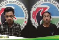 Pajju dan Issa', dua pelaku sabu yang dibekuk Satresnarkoba Polres Bone, Senin (1/7) malam. (ist)