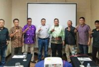 Appi (tengah;celana jeans biru) bersilaturahmi dengan pengurus KKLR Sulsel, Kota Makassar, Rabu (17/7). (ist)