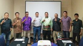 Appi (tengah;celana jeans biru) bersilaturahmi dengan pengurus KKLR Sulsel, Kota Makassar, Rabu (17/7). (ist)