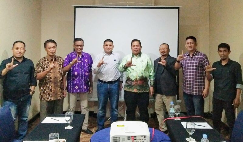 Appi (tengah;celana jeans biru) bersilaturahmi dengan pengurus KKLR Sulsel, Kota Makassar, Rabu (17/7). (ist)