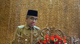 Bupati Kutim Ardiansyah Sulaiman memberikan tanggapan terhadap pandangan umum fraksi, Senin (24/6). (ist)