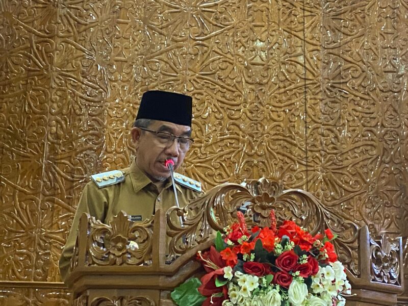Bupati Kutim Ardiansyah Sulaiman memberikan tanggapan terhadap pandangan umum fraksi, Senin (24/6). (ist)