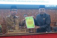 Bupati Kutim Ardiansyah bersama Ketua DPRD Kutim Joni saat rapat paripurna ke-28 dengan agenda penyampaian tanggapan Pemkab Kutim terhadap pandangan umum fraksi, Senin (24/6). (ist)