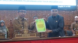 Bupati Kutim Ardiansyah bersama Ketua DPRD Kutim Joni saat rapat paripurna ke-28 dengan agenda penyampaian tanggapan Pemkab Kutim terhadap pandangan umum fraksi, Senin (24/6). (ist)