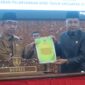 Bupati Kutim Ardiansyah bersama Ketua DPRD Kutim Joni saat rapat paripurna ke-28 dengan agenda penyampaian tanggapan Pemkab Kutim terhadap pandangan umum fraksi, Senin (24/6). (ist)