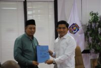 Muhammad Irfan (kiri) menyerahkan pada akhir Fraksi Anuur terhadap Raperda Bontang tentang pertanggungjawaban pelaksanaan APBD 2023. (ist)