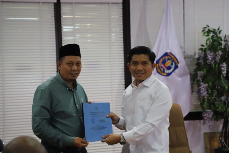 Muhammad Irfan (kiri) menyerahkan pada akhir Fraksi Anuur terhadap Raperda Bontang tentang pertanggungjawaban pelaksanaan APBD 2023. (ist)