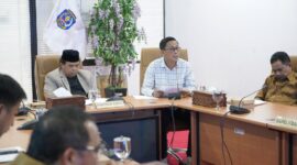 Anggota Komisi II DPRD Bontang, Bakhtiar Wakkang (kemeja putih; kacamata). (ist)