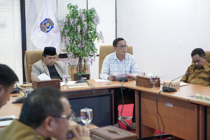 Anggota Komisi II DPRD Bontang, Bakhtiar Wakkang (kemeja putih; kacamata). (ist)