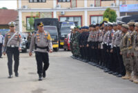 Plt Wakapolres Bone Kompol Antonius Tutleta memeriksa kesiapan personil Operasi Patuh Pallawa 2024, Senin (15/7). (ist)