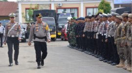 Plt Wakapolres Bone Kompol Antonius Tutleta memeriksa kesiapan personil Operasi Patuh Pallawa 2024, Senin (15/7). (ist)