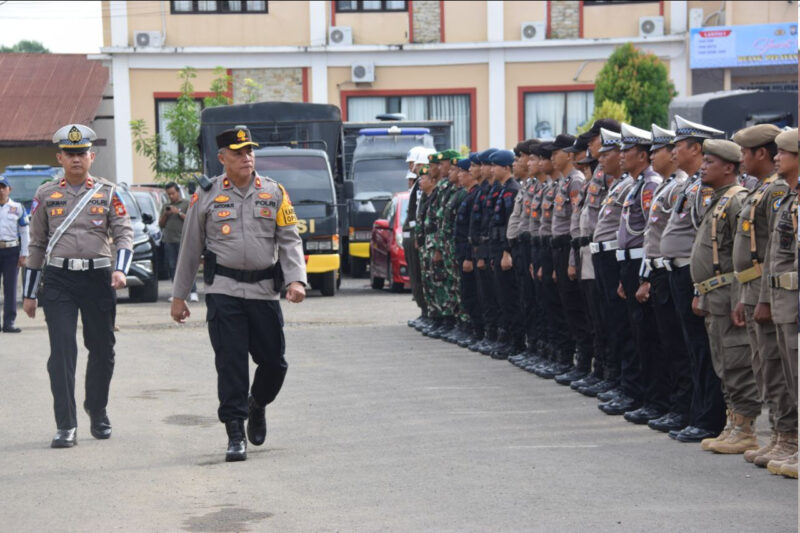 Plt Wakapolres Bone Kompol Antonius Tutleta memeriksa kesiapan personil Operasi Patuh Pallawa 2024, Senin (15/7). (ist)