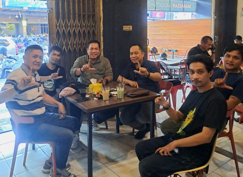 Ketua BPW Kerukunan Keluarga Luwu Raya (KKLR) Provinsi Sulawesi Selatan, Hasbi Syamsu Ali. (tiga dari kiri)