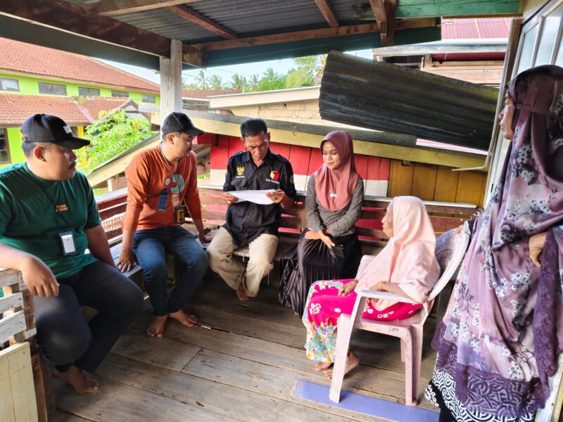 Jajaran Bawaslu Bone mengawasi proses Coklit pemilih Pilkada 2024. (ist)