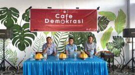 Pelaksanaan sosialisasi tahapan Pilkada 2024 melalui program cafe demokrasi di The Gurdies Coffee, Kecamatan Kahu, Kabupaten Bone, Rabu (17/7). (ist)