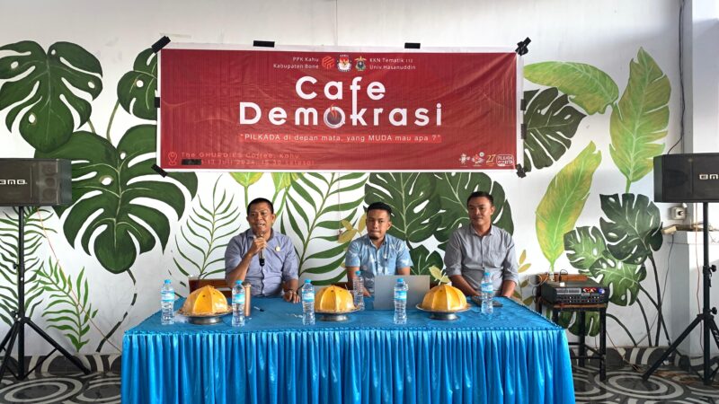 Pelaksanaan sosialisasi tahapan Pilkada 2024 melalui program cafe demokrasi di The Gurdies Coffee, Kecamatan Kahu, Kabupaten Bone, Rabu (17/7). (ist)