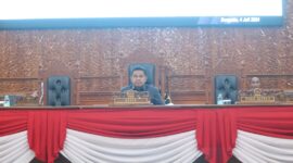 Ketua DPRD Kutim Joni memimpin rapat paripurna ke-29, Kamis (4/7). (ist)